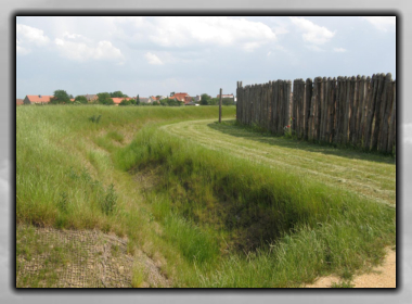 Sonnenobservatorium Goseck Wall mit Graben